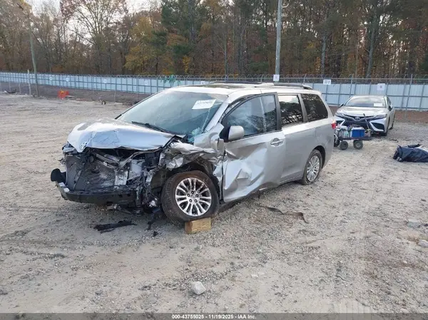 5TDYZ3DC3HS770913 2017 TOYOTA SIENNA - Image 2