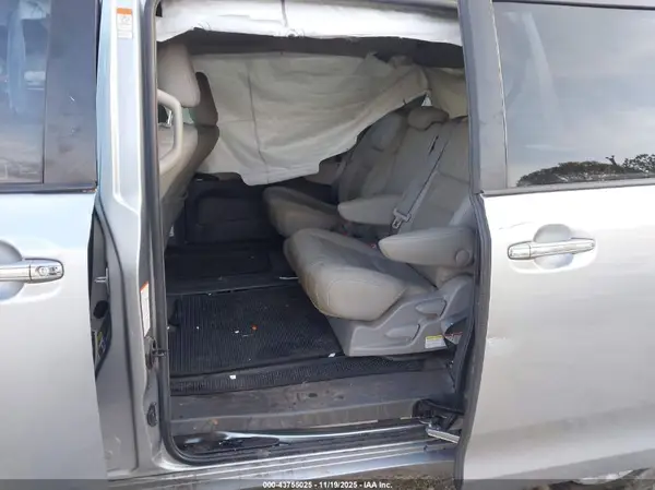 5TDYZ3DC3HS770913 2017 TOYOTA SIENNA - Image 8