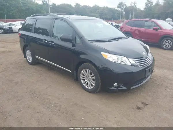 5TDYZ3DC3HS771320 2017 TOYOTA SIENNA - Image 1
