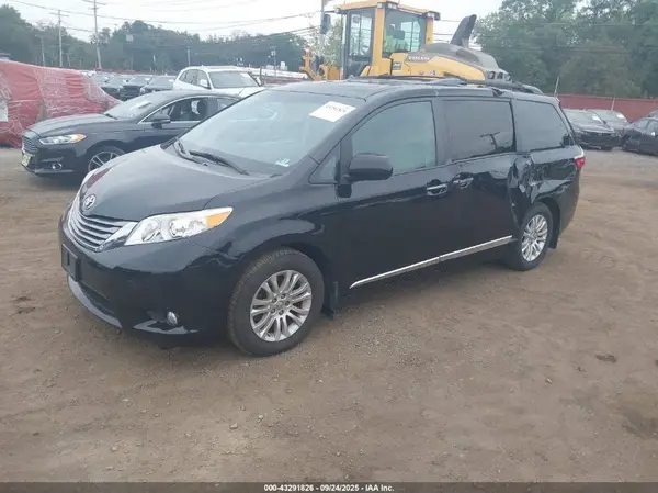 5TDYZ3DC3HS771320 2017 TOYOTA SIENNA - Image 2