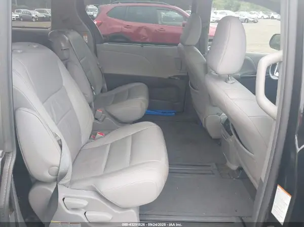 5TDYZ3DC3HS771320 2017 TOYOTA SIENNA - Image 8