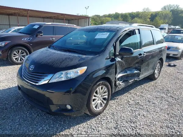 5TDYZ3DC3HS771446 2017 TOYOTA SIENNA - Image 2