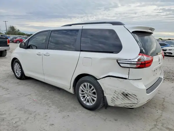 5TDYZ3DC3HS777618 2017 TOYOTA SIENNA - Image 2