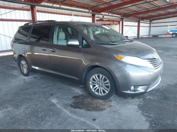 5TDYZ3DC3HS779854 2017 TOYOTA SIENNA - Image 1