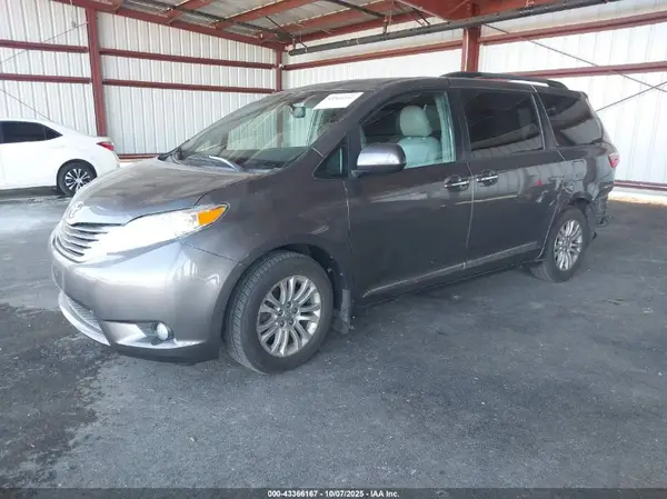 5TDYZ3DC3HS779854 2017 TOYOTA SIENNA - Image 2