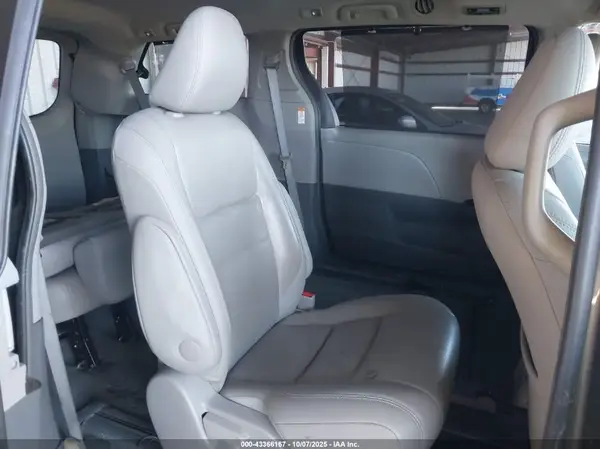 5TDYZ3DC3HS779854 2017 TOYOTA SIENNA - Image 8