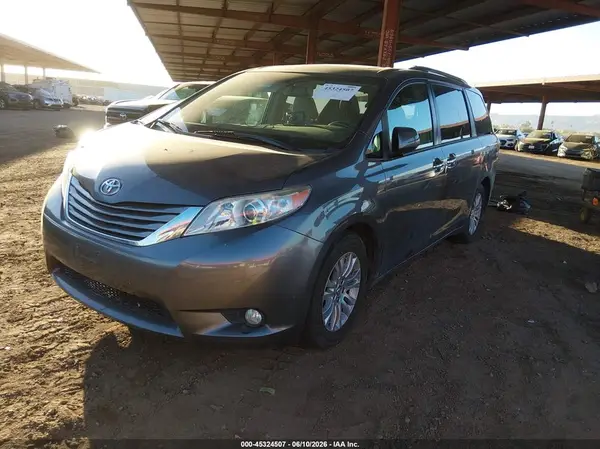 5TDYZ3DC3HS782687 2017 TOYOTA SIENNA - Image 2