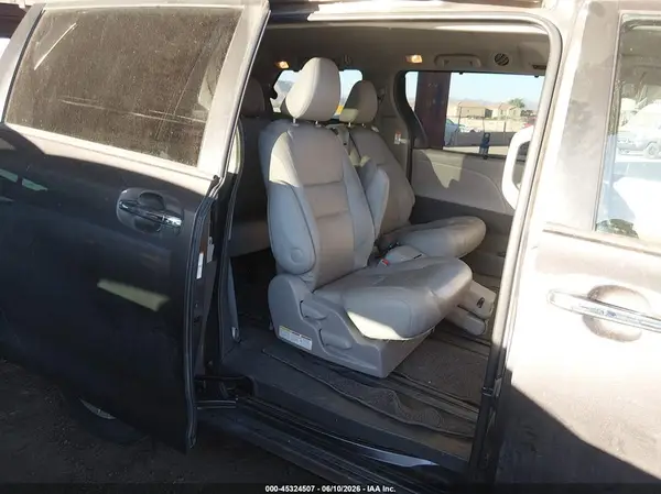 5TDYZ3DC3HS782687 2017 TOYOTA SIENNA - Image 8