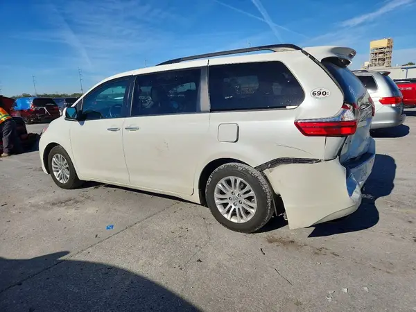 5TDYZ3DC3HS787033 2017 TOYOTA SIENNA - Image 2