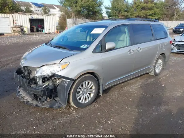 5TDYZ3DC3HS790045 2017 TOYOTA SIENNA - Image 2