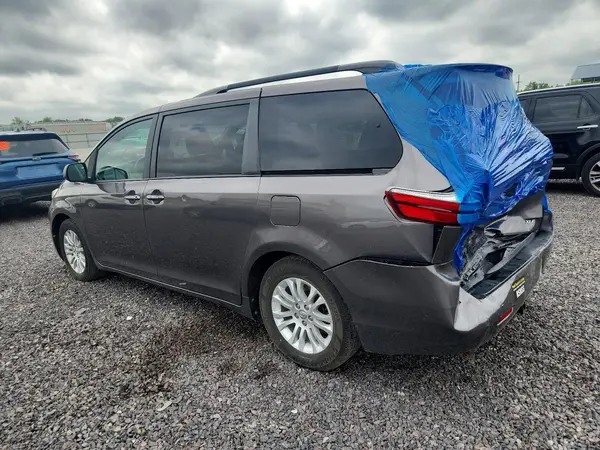 5TDYZ3DC3HS791339 2017 TOYOTA SIENNA - Image 2