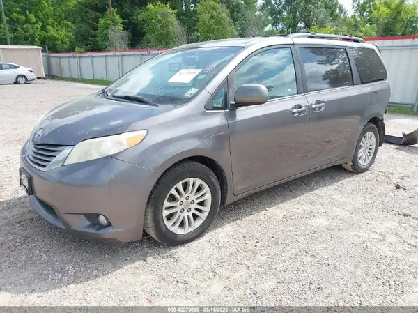 5TDYZ3DC3HS794306 2017 TOYOTA SIENNA - Image 2