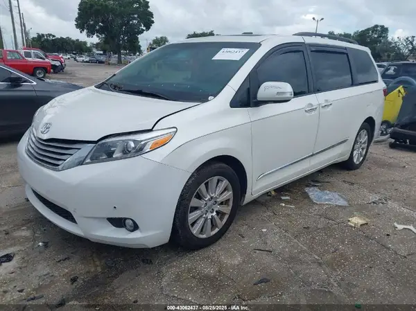 5TDYZ3DC3HS795424 2017 TOYOTA SIENNA - Image 2