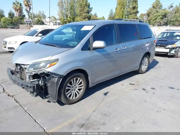 5TDYZ3DC3HS797383 2017 TOYOTA SIENNA - Image 2