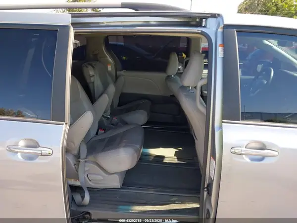 5TDYZ3DC3HS797383 2017 TOYOTA SIENNA - Image 8