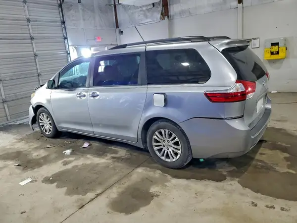 5TDYZ3DC3HS797450 2017 TOYOTA SIENNA - Image 2