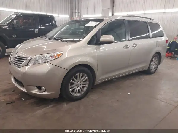 5TDYZ3DC3HS797576 2017 TOYOTA SIENNA - Image 2