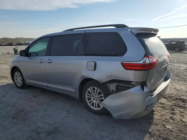 5TDYZ3DC3HS798498 2017 TOYOTA SIENNA - Image 2