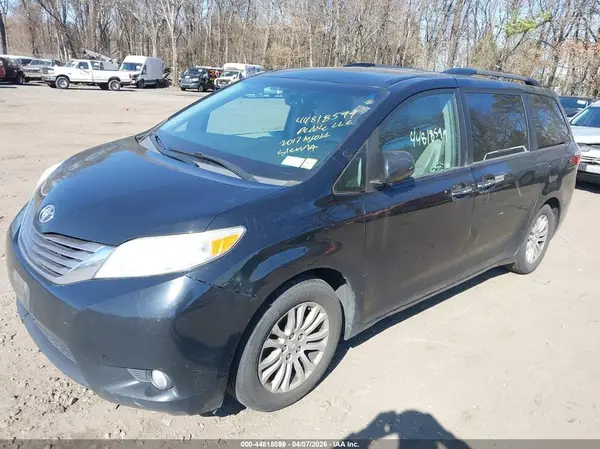 5TDYZ3DC3HS799733 2017 TOYOTA SIENNA - Image 2