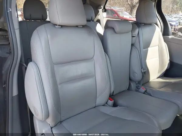 5TDYZ3DC3HS799733 2017 TOYOTA SIENNA - Image 8