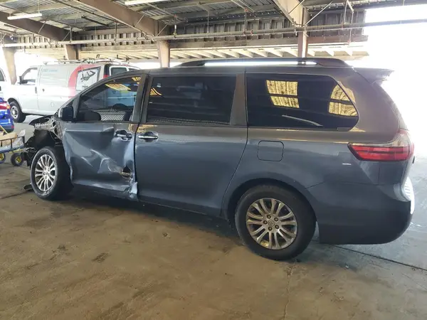 5TDYZ3DC3HS802534 2017 TOYOTA SIENNA - Image 2