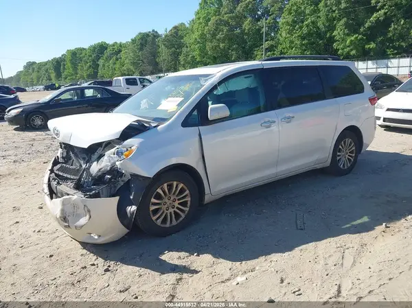 5TDYZ3DC3HS803652 2017 TOYOTA SIENNA - Image 2