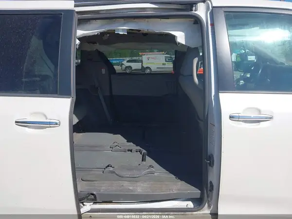 5TDYZ3DC3HS803652 2017 TOYOTA SIENNA - Image 8
