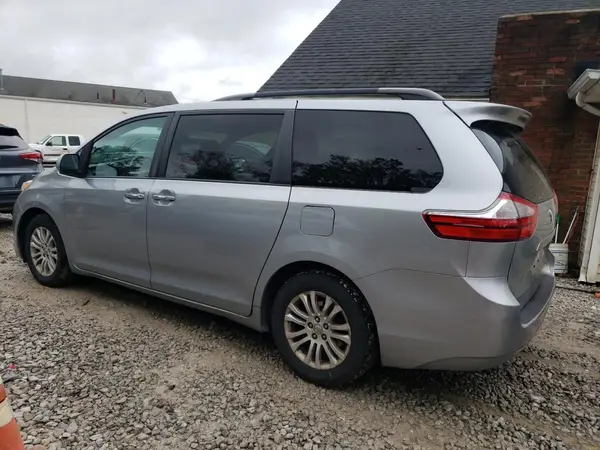 5TDYZ3DC3HS813937 2017 TOYOTA SIENNA - Image 2