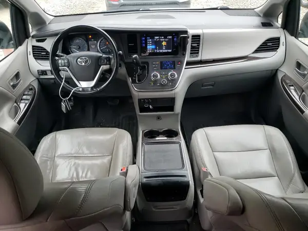 5TDYZ3DC3HS813937 2017 TOYOTA SIENNA - Image 8