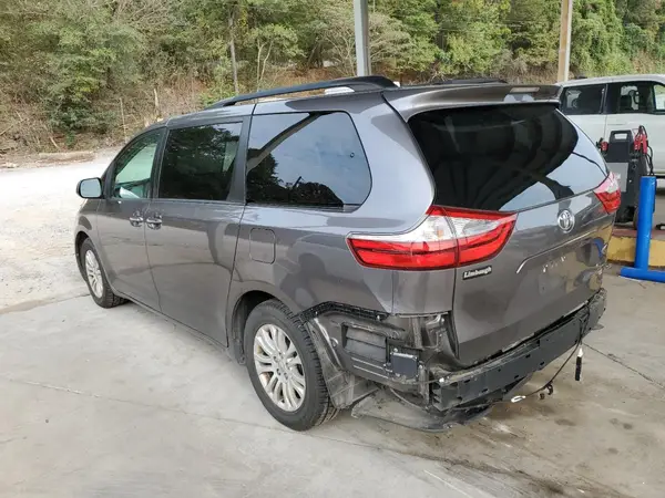 5TDYZ3DC3HS814151 2017 TOYOTA SIENNA - Image 2