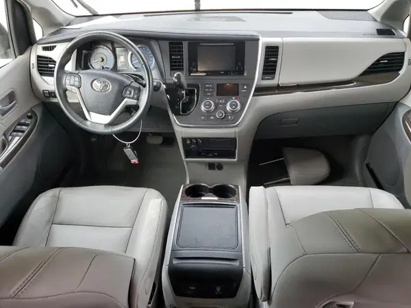 5TDYZ3DC3HS814151 2017 TOYOTA SIENNA - Image 8