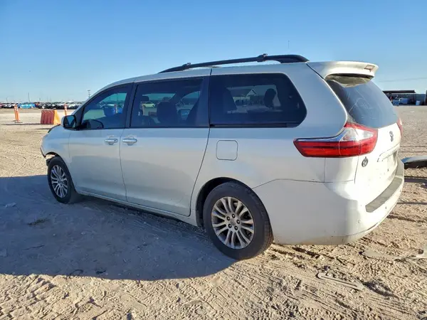 5TDYZ3DC3HS816725 2017 TOYOTA SIENNA - Image 2