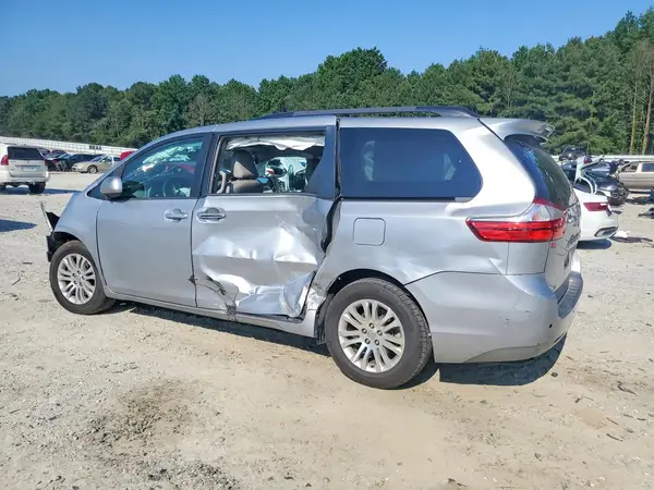 5TDYZ3DC3HS816787 2017 TOYOTA SIENNA - Image 2