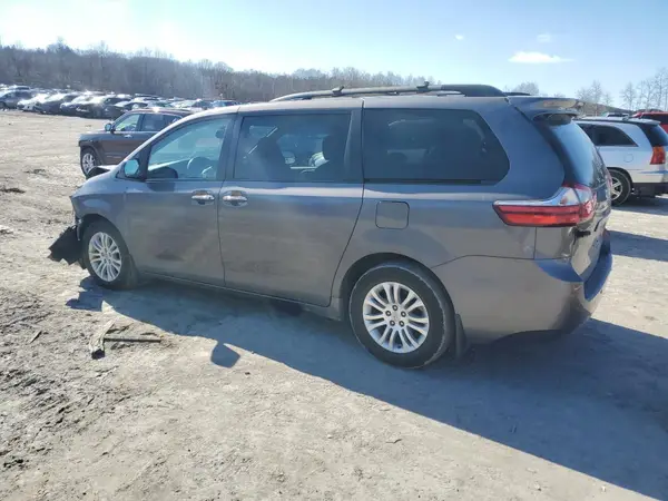 5TDYZ3DC3HS819396 2017 TOYOTA SIENNA - Image 2