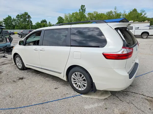 5TDYZ3DC3HS821214 2017 TOYOTA SIENNA - Image 2