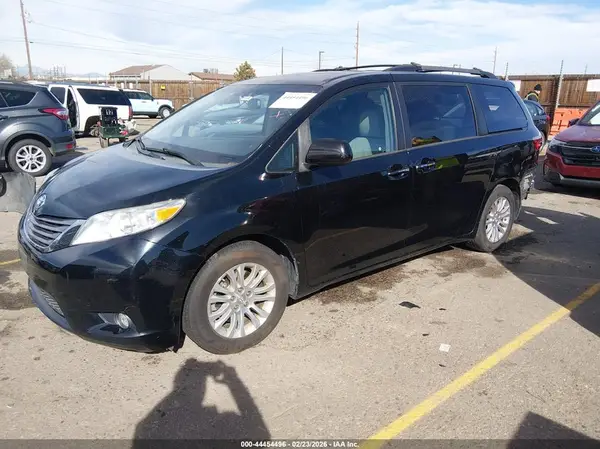 5TDYZ3DC3HS821827 2017 TOYOTA SIENNA - Image 2