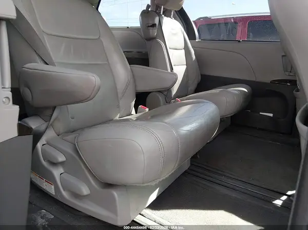 5TDYZ3DC3HS821827 2017 TOYOTA SIENNA - Image 8