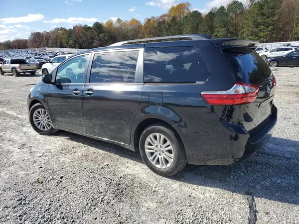 5TDYZ3DC3HS823402 2017 TOYOTA SIENNA - Image 2