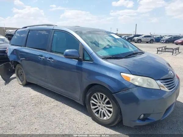 5TDYZ3DC3HS826445 2017 TOYOTA SIENNA - Image 1