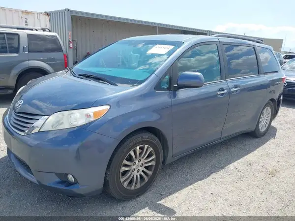 5TDYZ3DC3HS826445 2017 TOYOTA SIENNA - Image 2