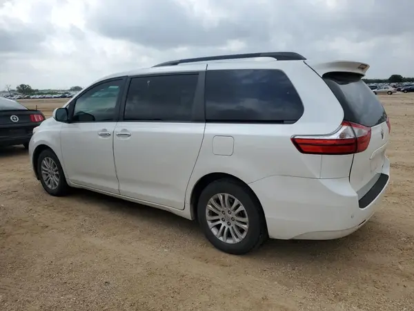 5TDYZ3DC3HS826798 2017 TOYOTA SIENNA - Image 2