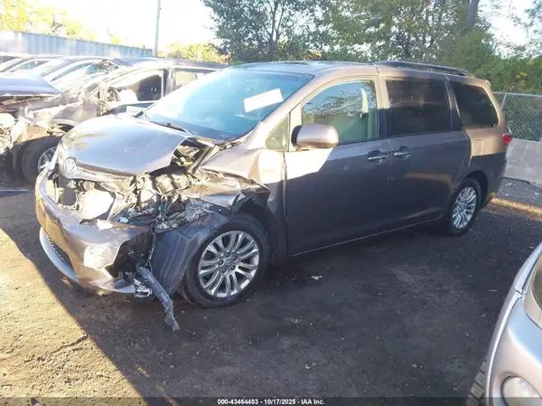 5TDYZ3DC3HS826946 2017 TOYOTA SIENNA - Image 2