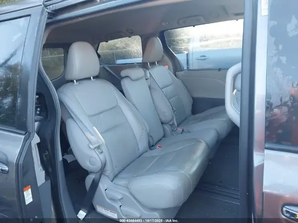 5TDYZ3DC3HS826946 2017 TOYOTA SIENNA - Image 8