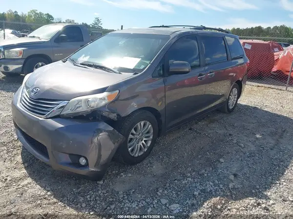 5TDYZ3DC3HS832780 2017 TOYOTA SIENNA - Image 2