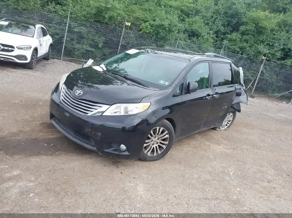 5TDYZ3DC3HS835646 2017 TOYOTA SIENNA - Image 2