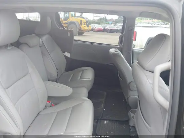 5TDYZ3DC3HS835646 2017 TOYOTA SIENNA - Image 8