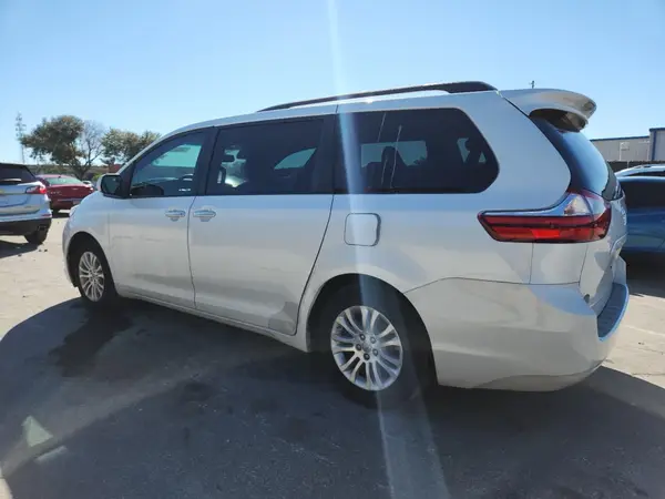 5TDYZ3DC3HS837865 2017 TOYOTA SIENNA - Image 2