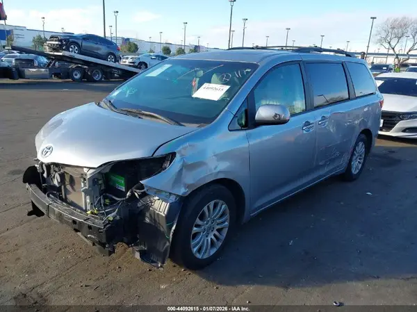 5TDYZ3DC3HS838417 2017 TOYOTA SIENNA - Image 2