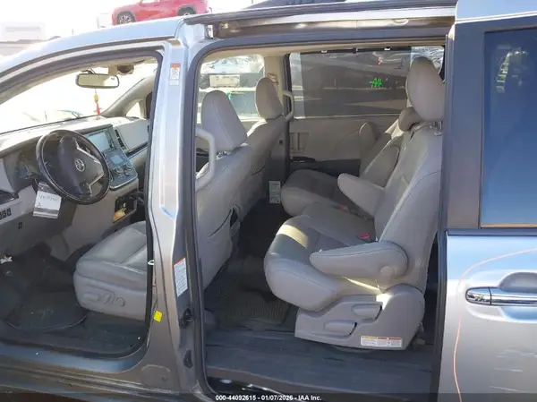 5TDYZ3DC3HS838417 2017 TOYOTA SIENNA - Image 8
