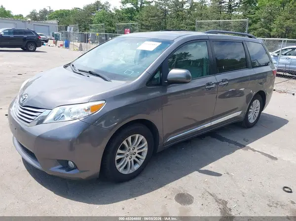 5TDYZ3DC3HS839017 2017 TOYOTA SIENNA - Image 2